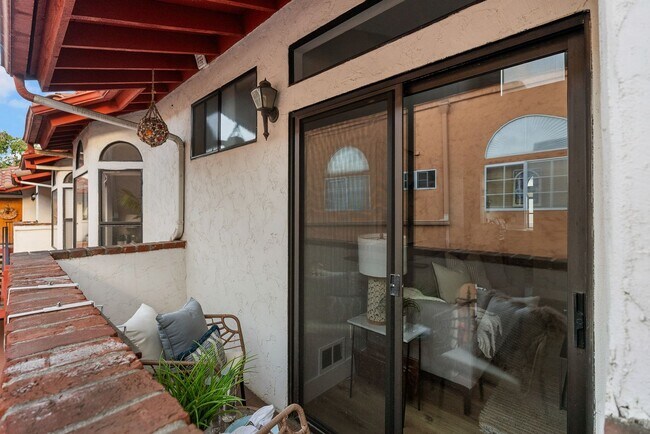 Building Photo - Charming 2 Bedroom 2 Bath In Beautiful Hil...