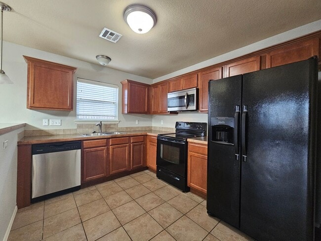 Building Photo - Quaint 3BR/2BA home close to UofA with large fenced yard! Low maintenance vinyl plank flooring!