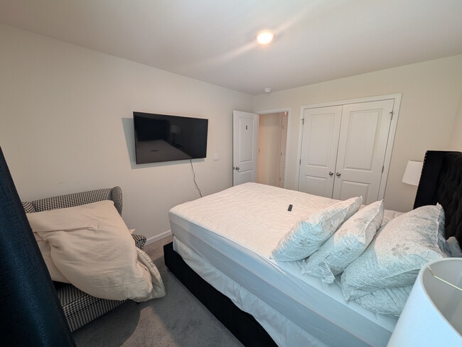 Building Photo - Room in Apartment on North Mills Rd