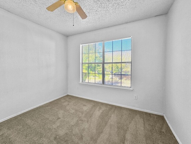 Building Photo - 3BR SFR w/ Garage & Fenced Yard in Fort Worth