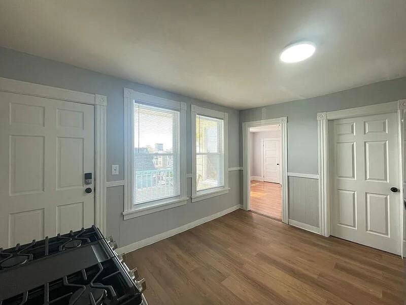 Building Photo - 231 Laurel, 3