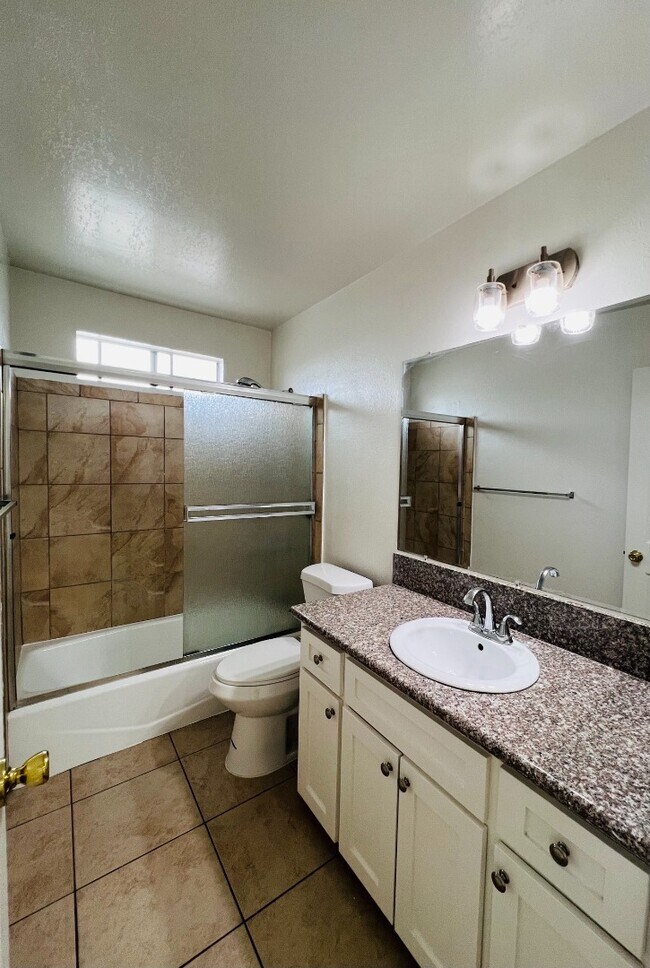 Building Photo - Light-Filled 4-Bed in San Pedro | Garage Parking, Utilities Included, Prime Location