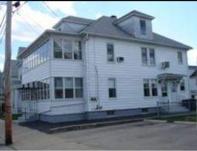 Building Photo - 121 Palm St