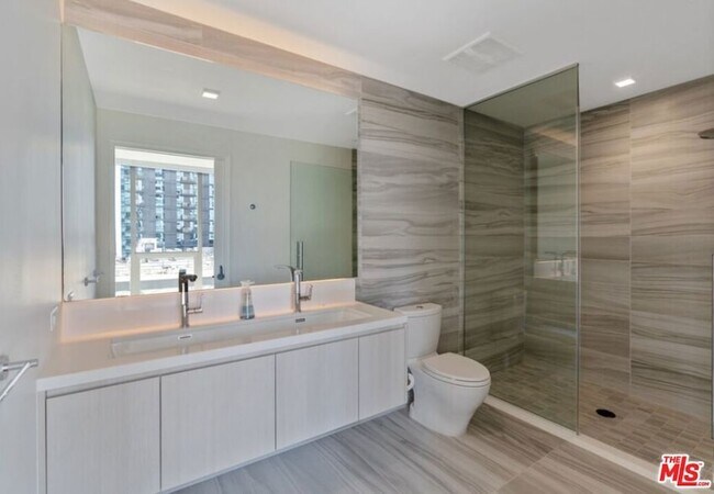 Building Photo - 1050 S Grand Ave