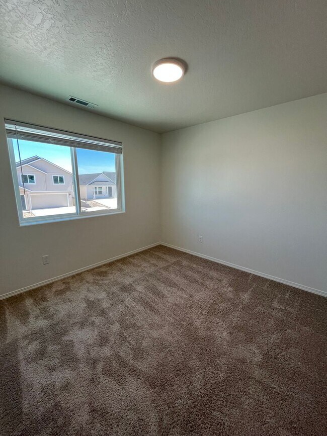 Building Photo - Brand new 3 bedroom/2.5 bathroom ready for move in
