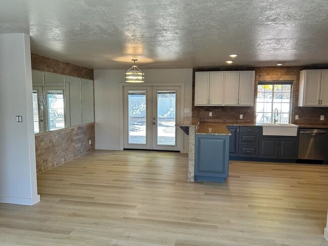 Building Photo - Gorgeous Santa Clara Home with Stunning Ki...