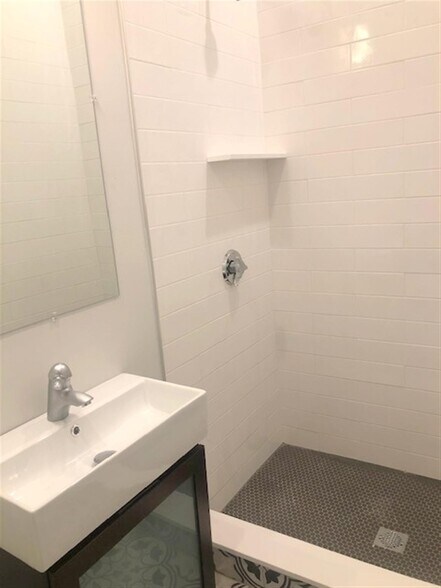 Building Photo - 75 Kinnaird St