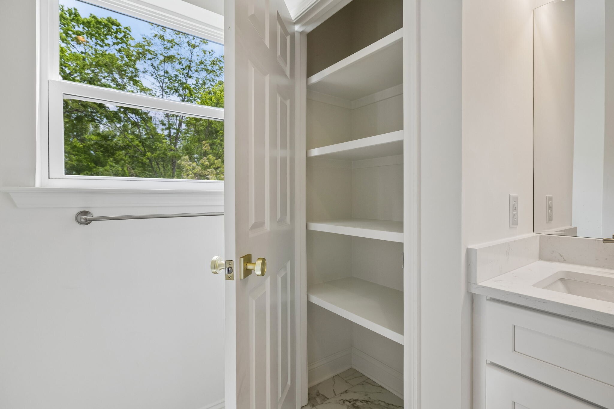 Building Photo - 551 Skyview Dr