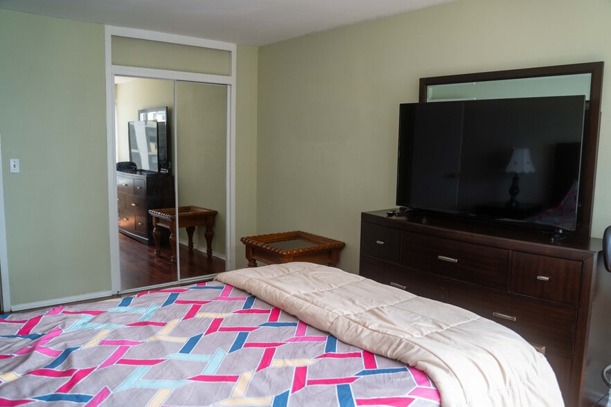 Building Photo - 6157 N Sheridan Rd