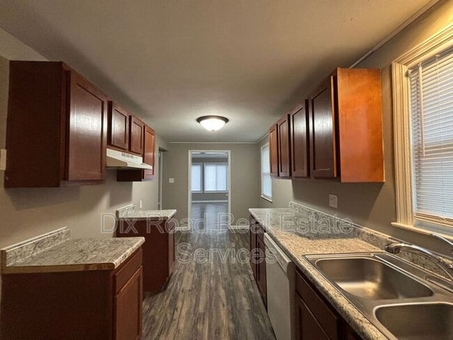 Building Photo - 1670 Darst Ave