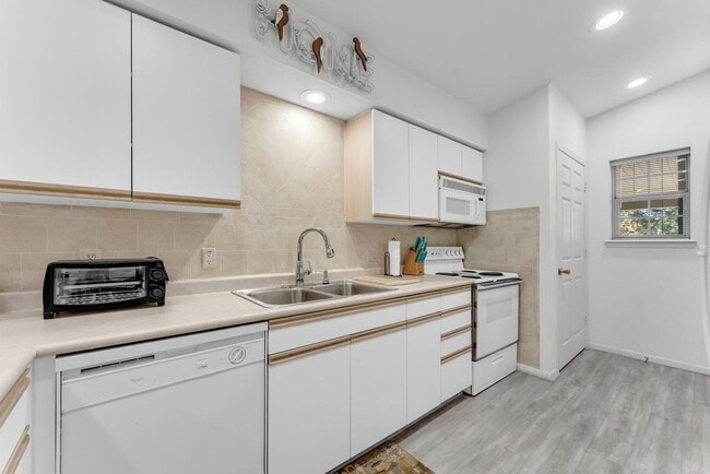 Building Photo - 155 W Rockford Dr