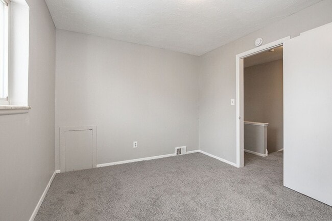 Building Photo - 2 BED 1.5 BATH UNIT IN THE BANBURY CONDOMINIUMS!