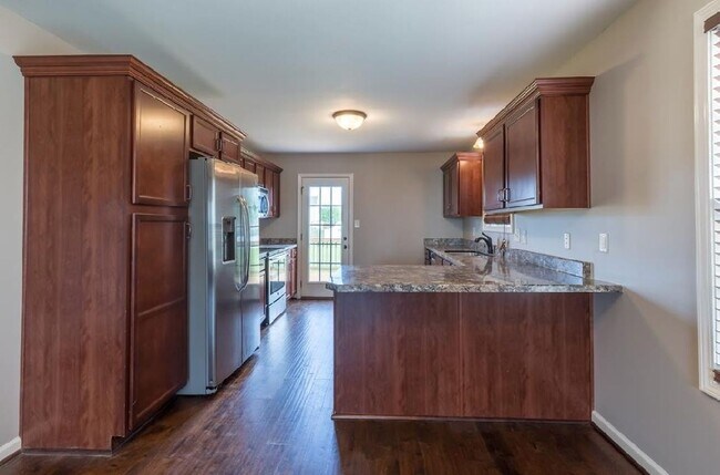 Building Photo - 3 Bedroom Dog Friendly Home For Rent!