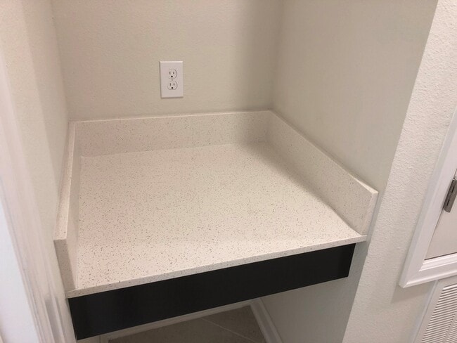 Building Photo - Lakefront Single Story 3/2 Home  FREE wash...