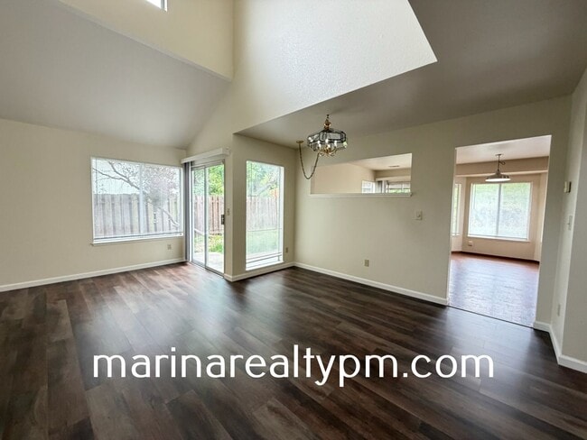 Building Photo - Glen Cove Beauty 3 bed 2.5  bath 2 Story home in established neighborhood