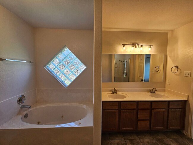 Building Photo - 5311 Bridgewood Dr