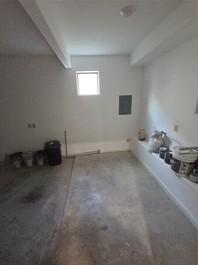 Building Photo - 3117 Fairdale Oaks E