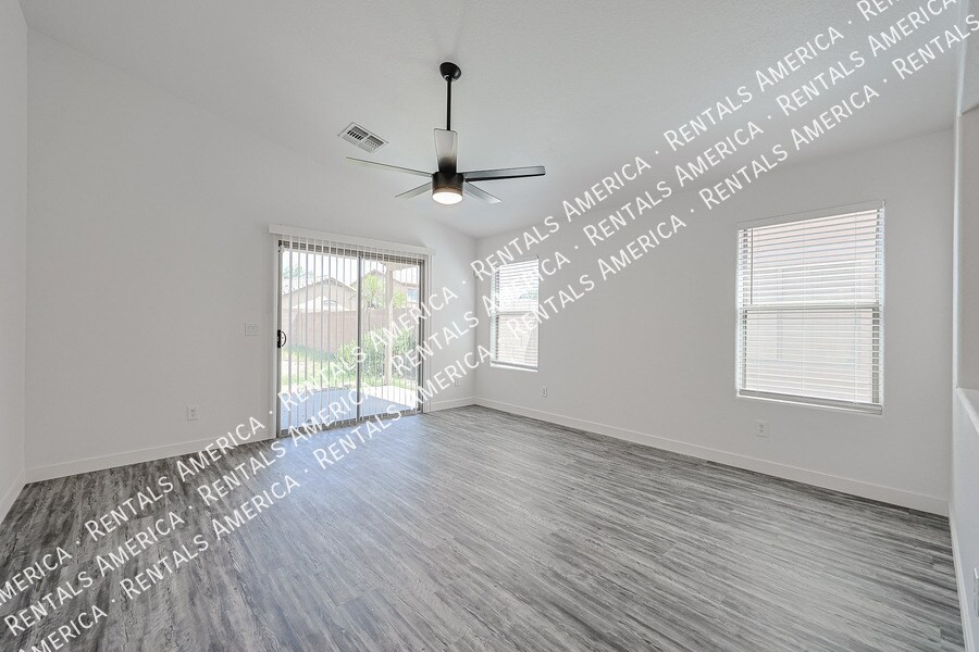 Building Photo - 4930 W Desert Dr