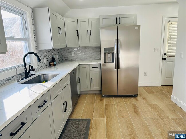 Building Photo - 11 Raymond Pl