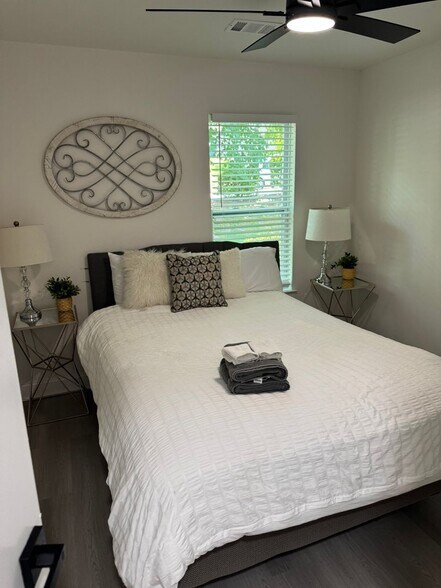 Building Photo - 3475 Meadowlane Pl SW