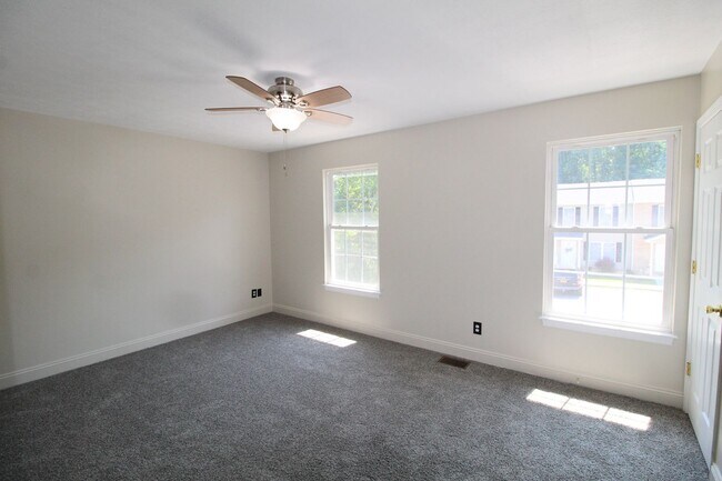 Building Photo - 2 bedroom 2.5 bathroom townhome for rent! ...