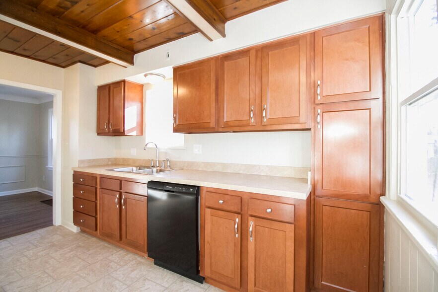 Building Photo - 4353 Lyman Ave