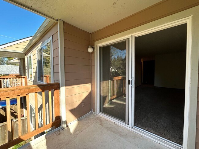 Building Photo - 1BD/1BA Apartment in Awesome Small Complex...