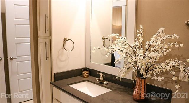 Building Photo - 1310 Iris Dr