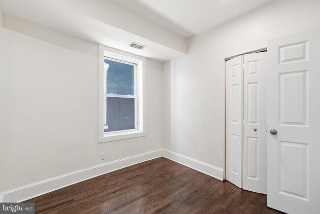 Building Photo - 1038 6th St NE