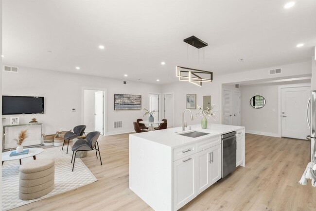 Building Photo - 260 Elm St