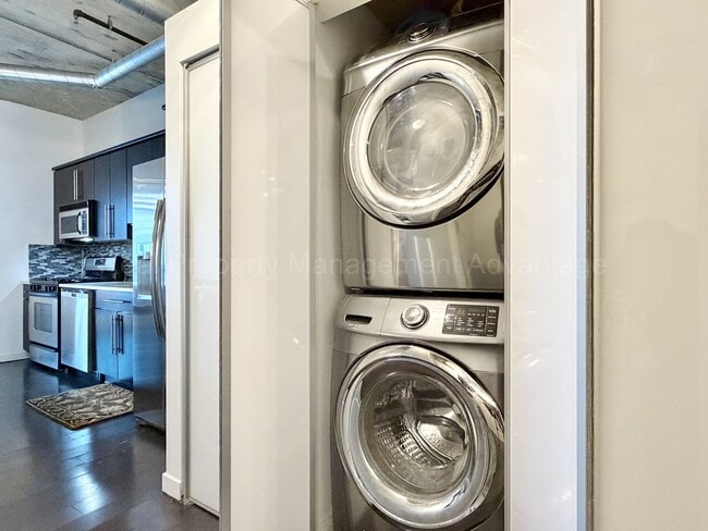 Building Photo - 2BR/2BA Skylofts Condo with Balcony & Garage Parking