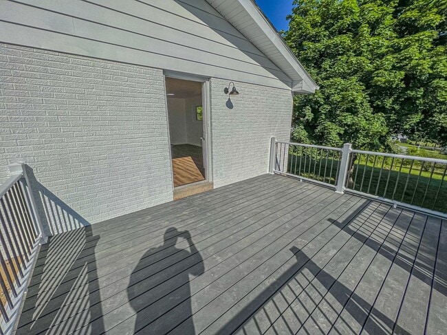 Building Photo - Completely Renovated Ranch in Parkland Sch...