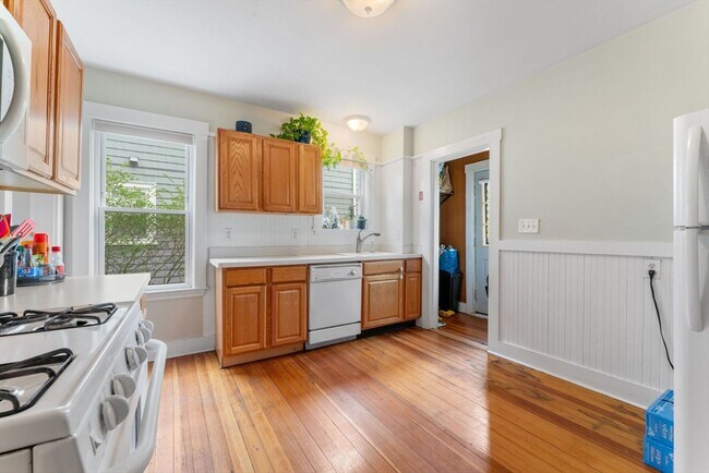 Building Photo - 15 Carney St