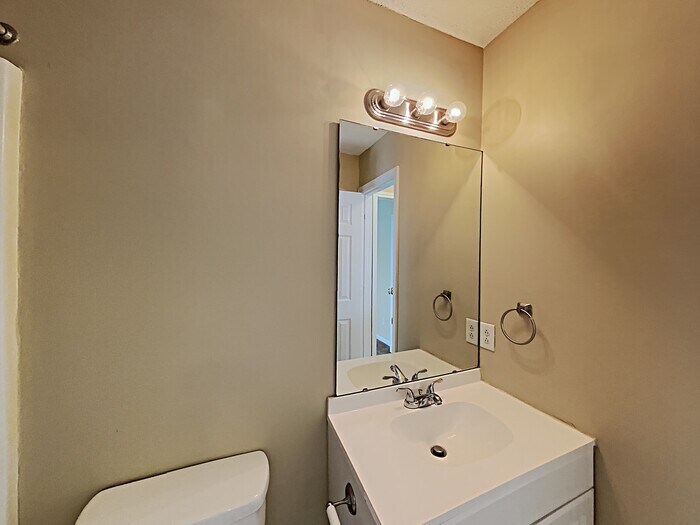 Building Photo - 5800 Carolina Manor Ct