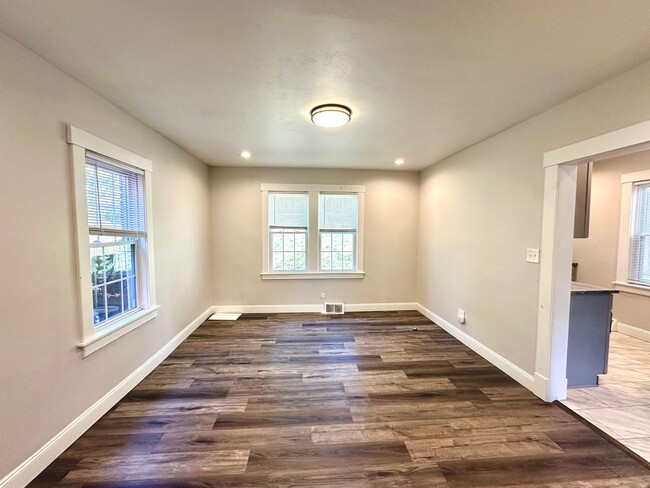 Building Photo - Updated 3 Bedroom, 1 Bath Home on a Quiet ...