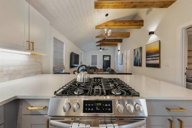 Building Photo - 2319 Santa Rita St