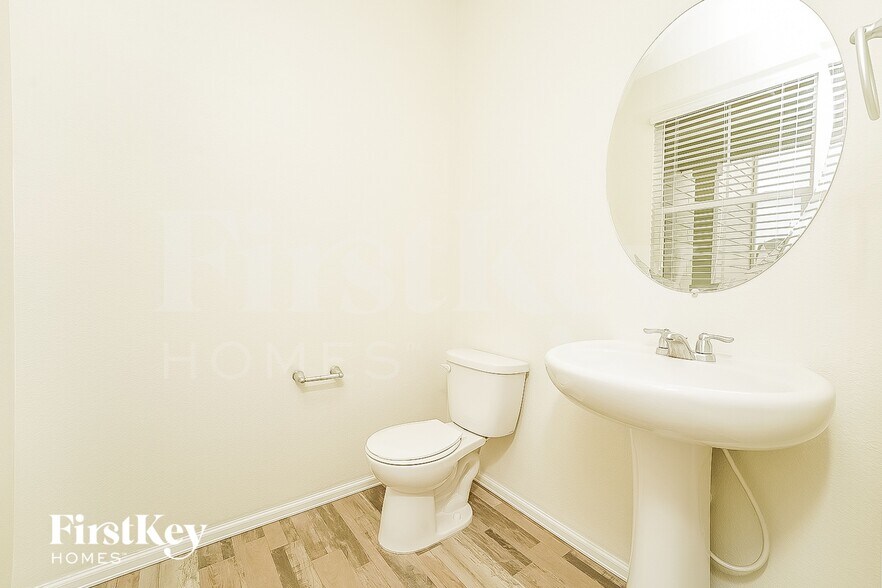 Building Photo - 816 Draw St