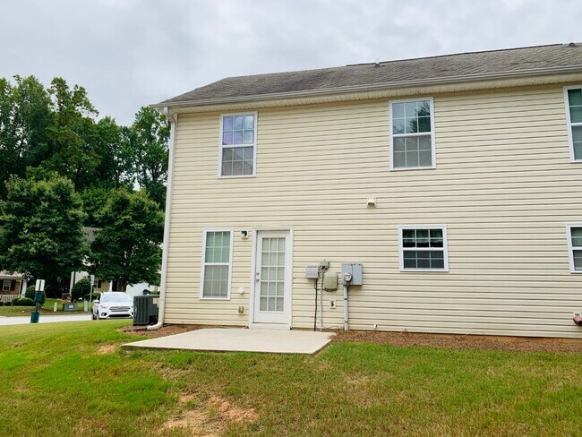 Building Photo - Wow! Newly renovated, new flooring, 1 car ...