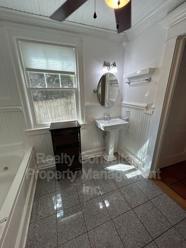 Building Photo - 2461 Lyndhurst Ave
