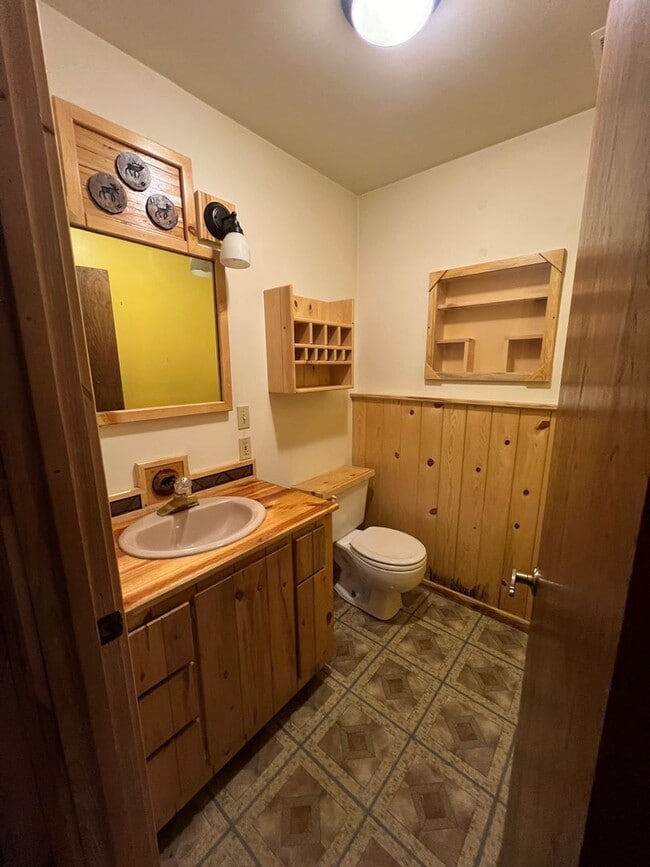 Building Photo - Nestled in Basin