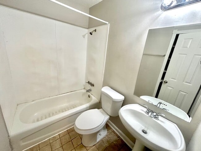 Building Photo - Newly Renovated 3 Bedroom Home!