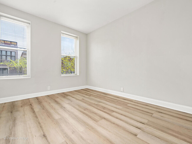 Building Photo - 1242 N Greenview Ave
