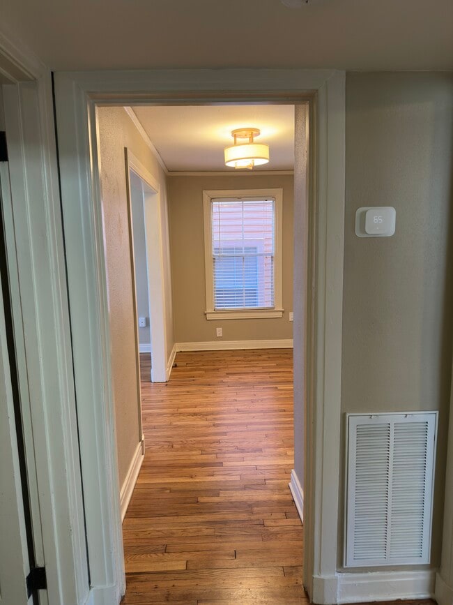 Building Photo - 906 N 6th St