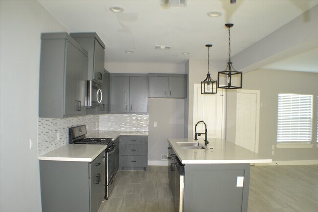 Building Photo - 9837 Fabiola Dr