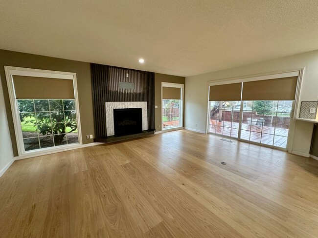 Building Photo - Large Three Bedroom Home in the Hills of West Salem