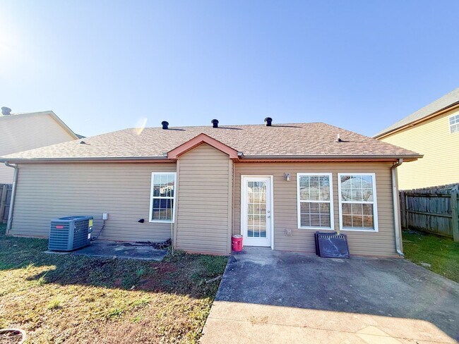 Building Photo - 3 Bedroom 2 Bathroom home! Large Fenced in Backyard!