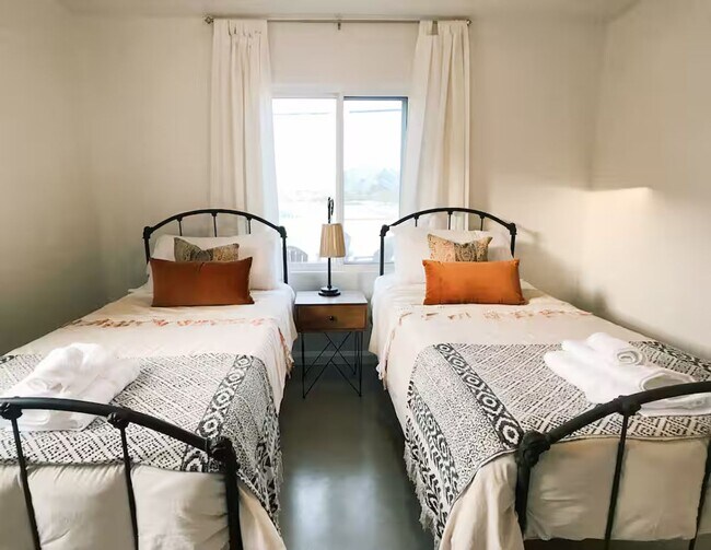 Building Photo - FARM VIEW BUNGALOW across from UofA Campus Farm! Available Today!