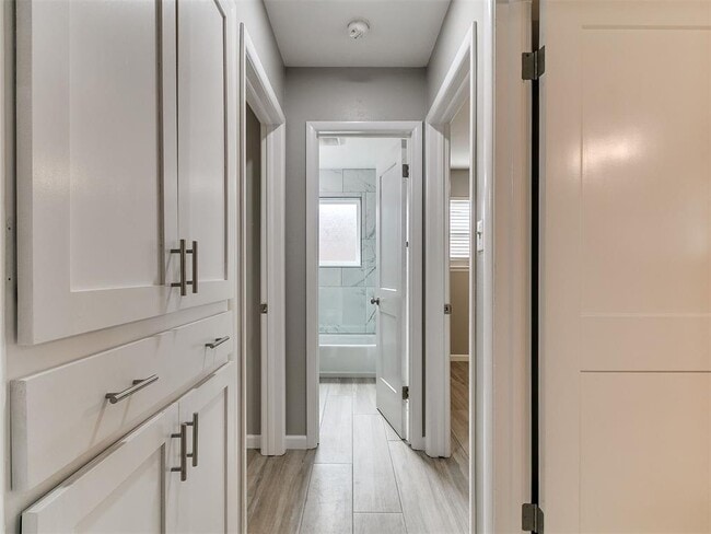 Building Photo - 202 Thompson Dr