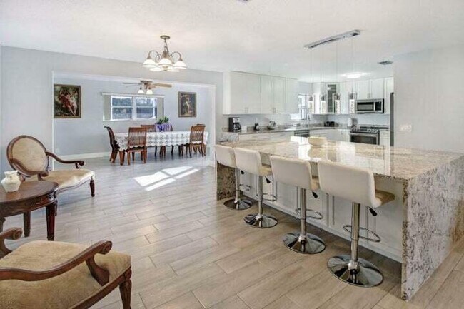 Building Photo - 120 E Park Ln