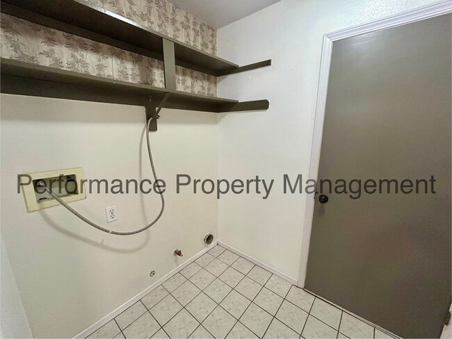 Building Photo - Stunning 4 Bed/2 Bath in S Bakersfield w/ ...